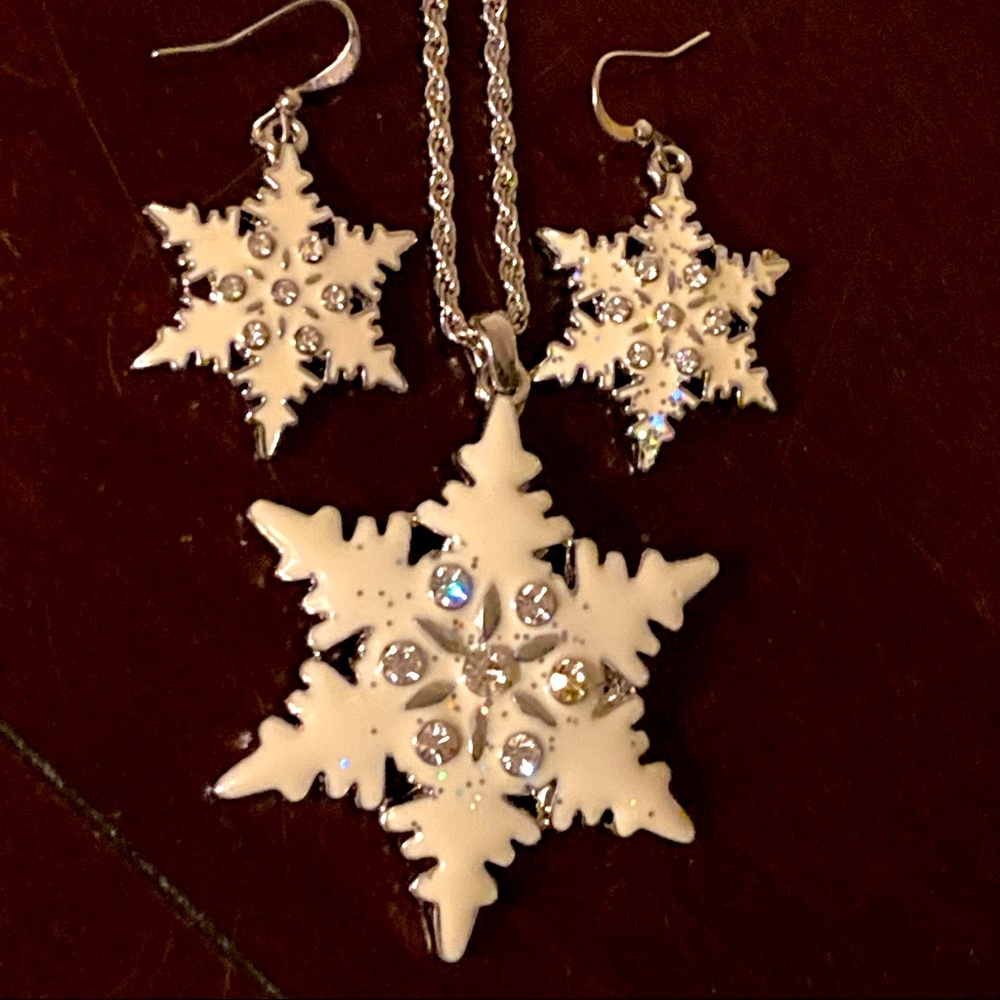 ❄️ Beautiful snowflake necklace and earrings set. ❄️
